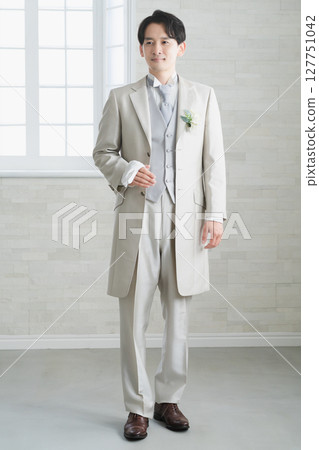 新郎穿著燕尾服婚禮形象 127751042