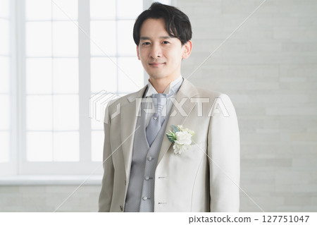 新郎穿著燕尾服婚禮形象 新郎穿著燕尾服婚禮形象 127751047