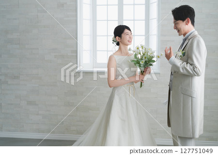 新娘穿婚紗,新郎穿燕尾服婚禮圖像 新娘穿婚紗,新郎穿燕尾服婚禮圖像 127751049