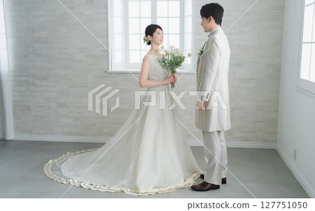 新娘穿婚紗，新郎穿燕尾服婚禮圖像 127751050
