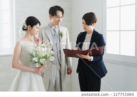 Bride and groom and wedding planner wedding image 127751069