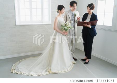 新娘、新郎和婚禮策劃師的婚禮形象 127751071