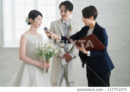 Wedding image of the bride and groom and the reception host Wedding image of the bride and groom and the reception host 127751073