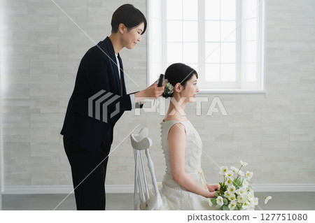 新娘正在做頭髮和化妝 婚禮照片 127751080