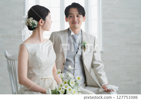 新娘穿婚紗，新郎穿燕尾服婚禮圖像 127751086