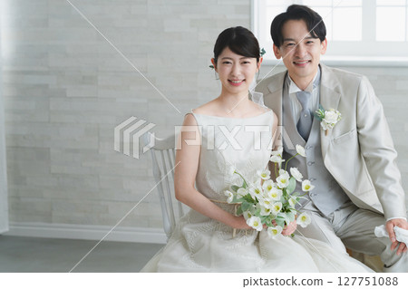 新娘穿婚紗,新郎穿燕尾服婚禮圖像 新娘穿婚紗,新郎穿燕尾服婚禮圖像 127751088