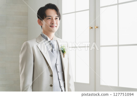 新郎穿著燕尾服婚禮形象 新郎穿著燕尾服婚禮形象 127751094