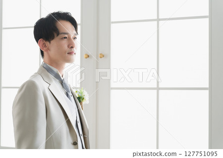 新郎穿著燕尾服婚禮形象 127751095