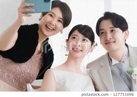 朋友為新娘和新郎拍攝的婚禮照片 朋友為新娘和新郎拍攝的婚禮照片 127751098