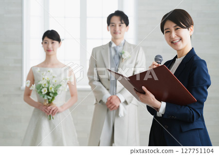 Wedding image of the bride and groom and the reception host 127751104