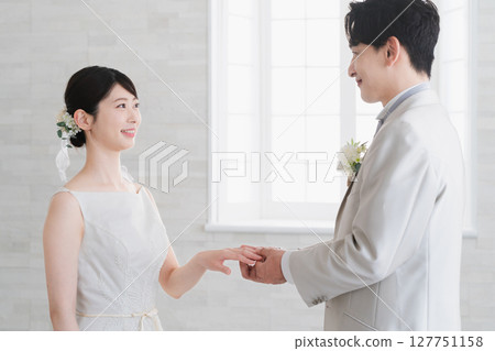 新郎新娘交換戒指的婚禮形象 新郎新娘交換戒指的婚禮形象 127751158