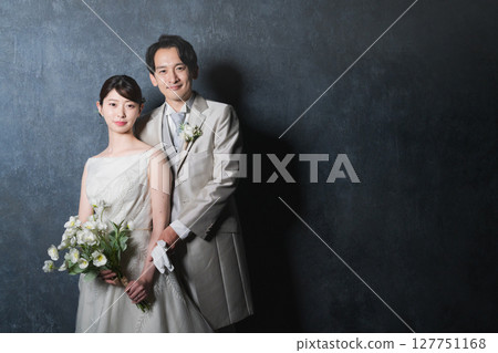 新娘和新郎互相擁抱婚禮圖像 127751168