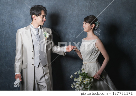 新娘和新郎互相擁抱婚禮圖像 新娘和新郎互相擁抱婚禮圖像 127751171