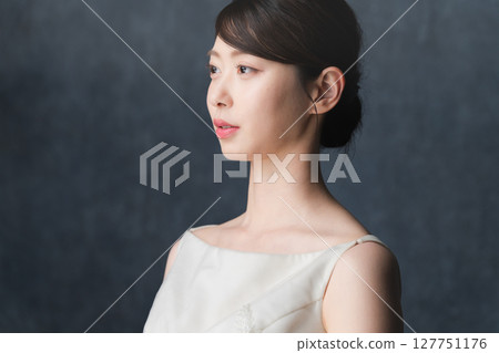 年輕女子做皮膚護理美容形象 127751176