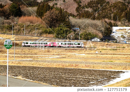 從路邊站「遠之風之丘」附近的稻田裡看到的釜石線 127751579