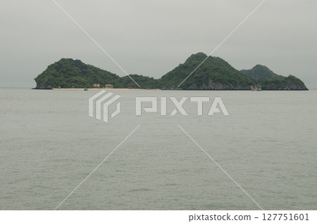 Monkey Island in Lan Ha Bay. 127751601