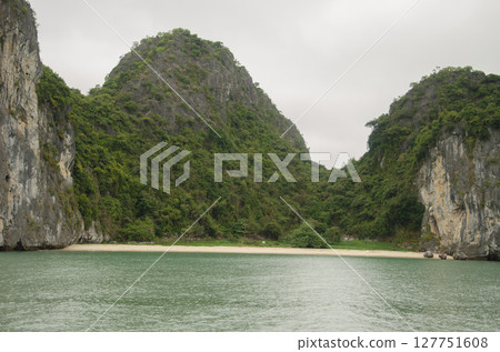 Beach in Lan Ha Bay. 127751608