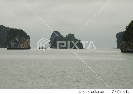 Limestone cliffs in Lan Ha Bay. 127751612