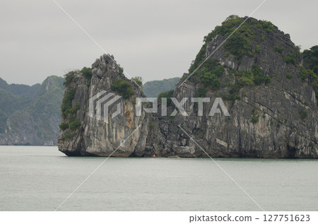 Limestone cliff in Lan Ha Bay. 127751623