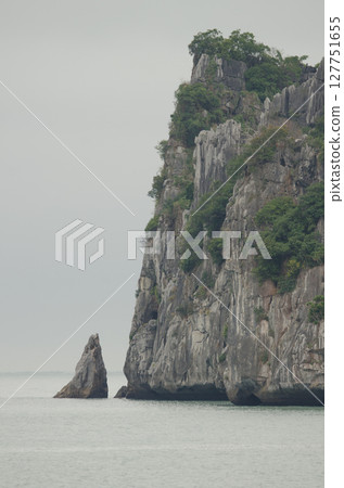 Limestone cliff in Lan Ha Bay. 127751655