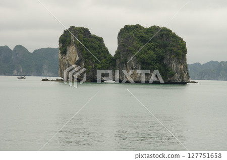 Limestone cliff in Lan Ha Bay. 127751658