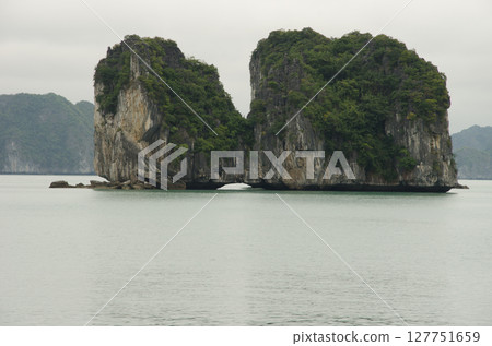 Limestone cliff in Lan Ha Bay. 127751659