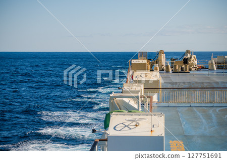 [The Tokyo Kyushu Ferry sailing through the ocean is behind the Mayu bound for Shinmoji] 127751691