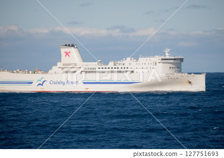 【東京九州渡輪濱湯號（開往新門司港）和昇涼湯號（開往橫須賀港）互相接駁】 127751693