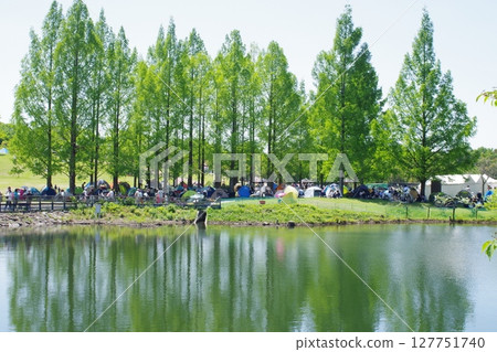 View of the lakeside of Kunikaneike Pond in Bihoku Hills Park 127751740