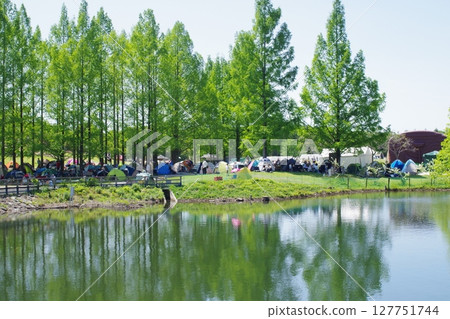 View of the lakeside of Kunikaneike Pond in Bihoku Hills Park 127751744