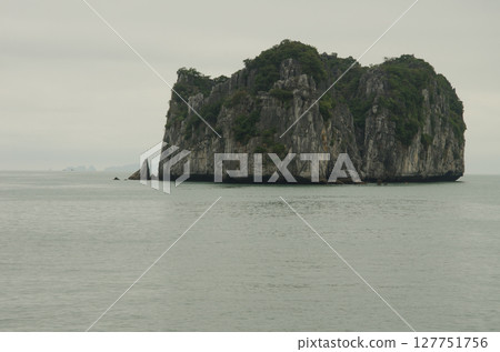 Limestone cliff in Lan Ha Bay. 127751756