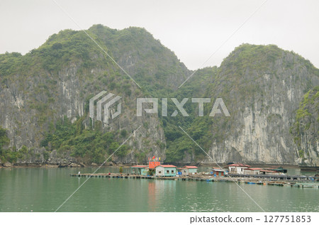 Floating fishing village. 127751853