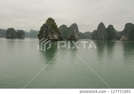 Limestone cliffs in Lan Ha Bay. 127751891