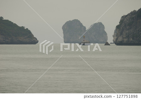 Limestone cliffs in Lan Ha Bay. 127751898