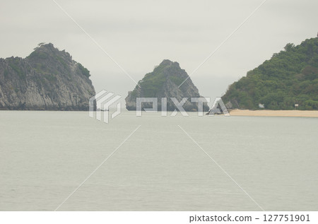Limestone cliffs and sandy beach. 127751901