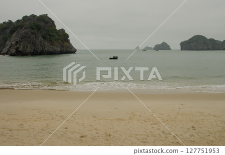 Lan Ha Bay. 127751953