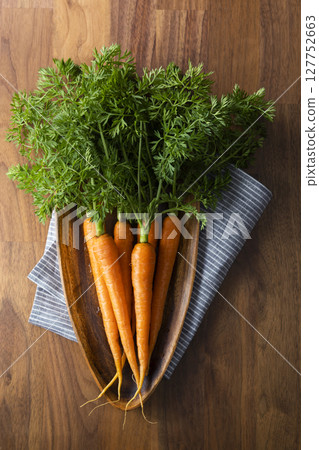 Leafed ginseng 127752663