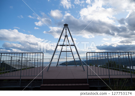 太空公園觀景台上安裝的鞦韆 127753174