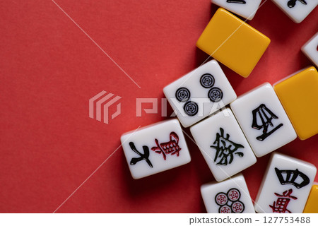 紅色背景上的麻將牌 127753488