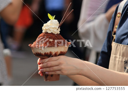 Popular Shaved Ice: Shaved Ice with Chocolate Powder 127753555