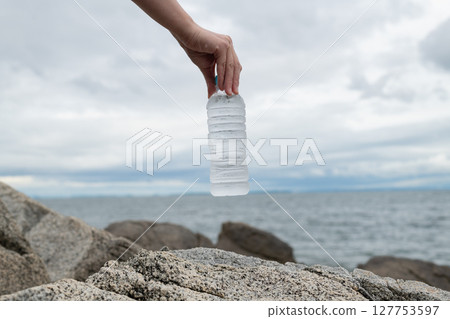 拿著塑膠瓶水的人 拿著塑膠瓶水的人 127753597