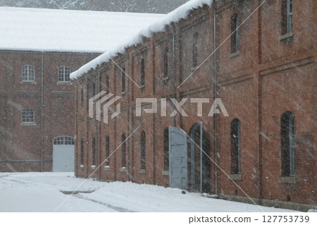 紅磚倉庫被雪覆蓋 127753739