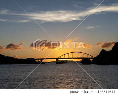 從伊計島望去，夕陽西下，伊計大橋的輪廓清晰可見 127754611
