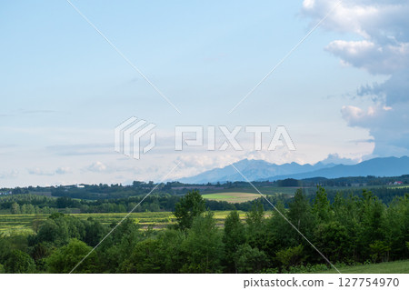 北海道的夏季山脈和農耕區 127754970