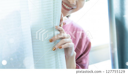 一位美麗的女模特兒的肖像 127755129