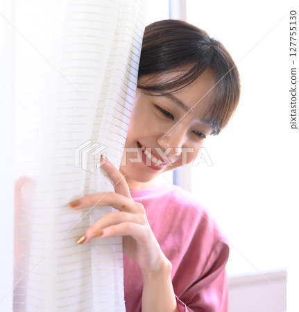 一位美麗的女模特兒的肖像 127755130