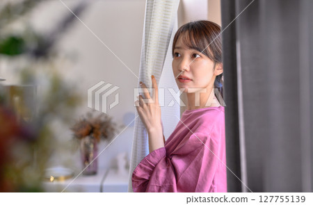 一位美麗的女模特兒的肖像 127755139