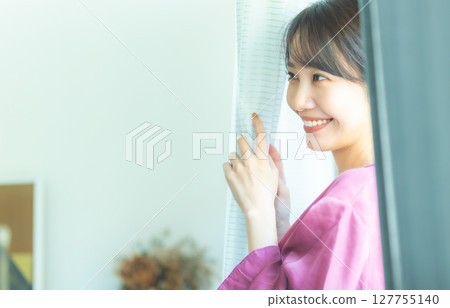一位美麗的女模特兒的肖像 127755140