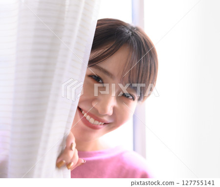 一位美麗的女模特兒的肖像 127755141