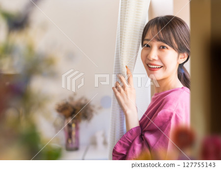 一位美麗的女模特兒的肖像 127755143